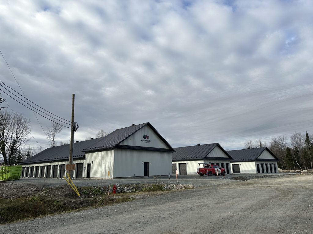 Bâtiment de mini-entrepôts commercial avec camion de service Doc Électrique