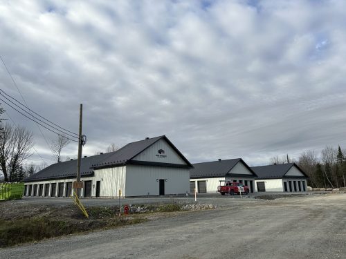 Bâtiment de mini-entrepôts commercial avec camion de service Doc Électrique