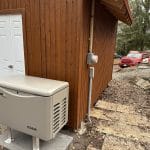 Génératrice Kohler installée près d'un chalet en bois avec camion Doc Électrique